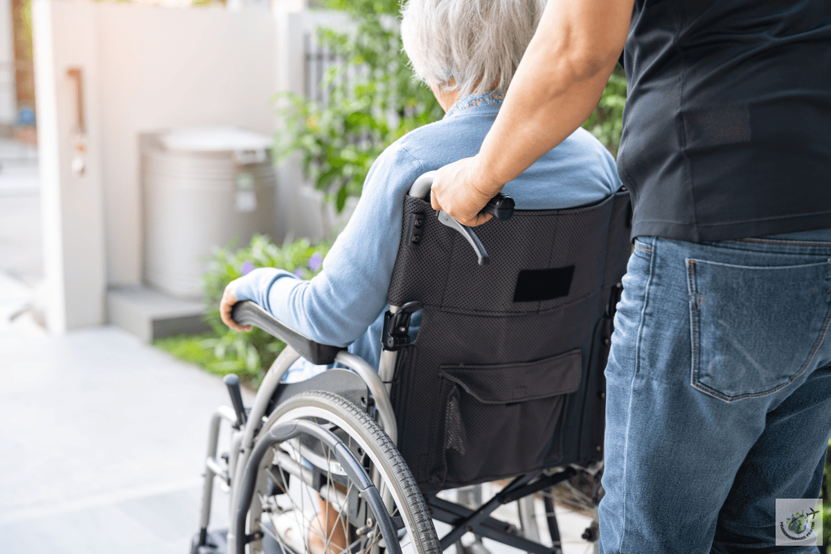 Person ist im Rollstuhl zu sehen. Pflegeberatung in Dortmund