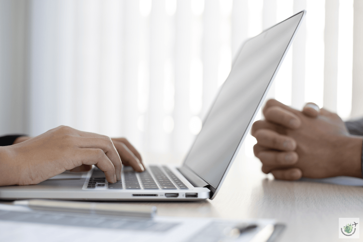 Laptop zu sehen. Beratung. Antragstellung & Begleitung bei MDK-Begutachtung