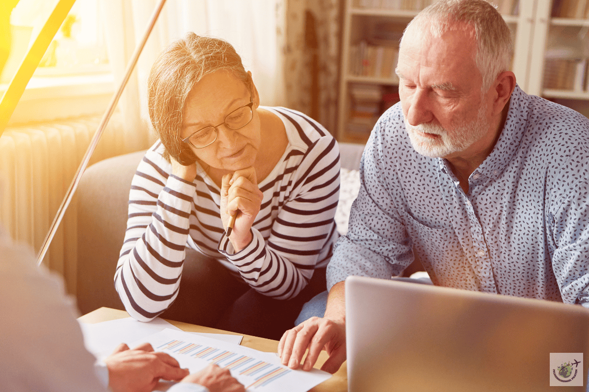 Ein Paar zu sehen, dass sich beraten lässt. Leistung-Aufklärung über Pflegeleistungen
