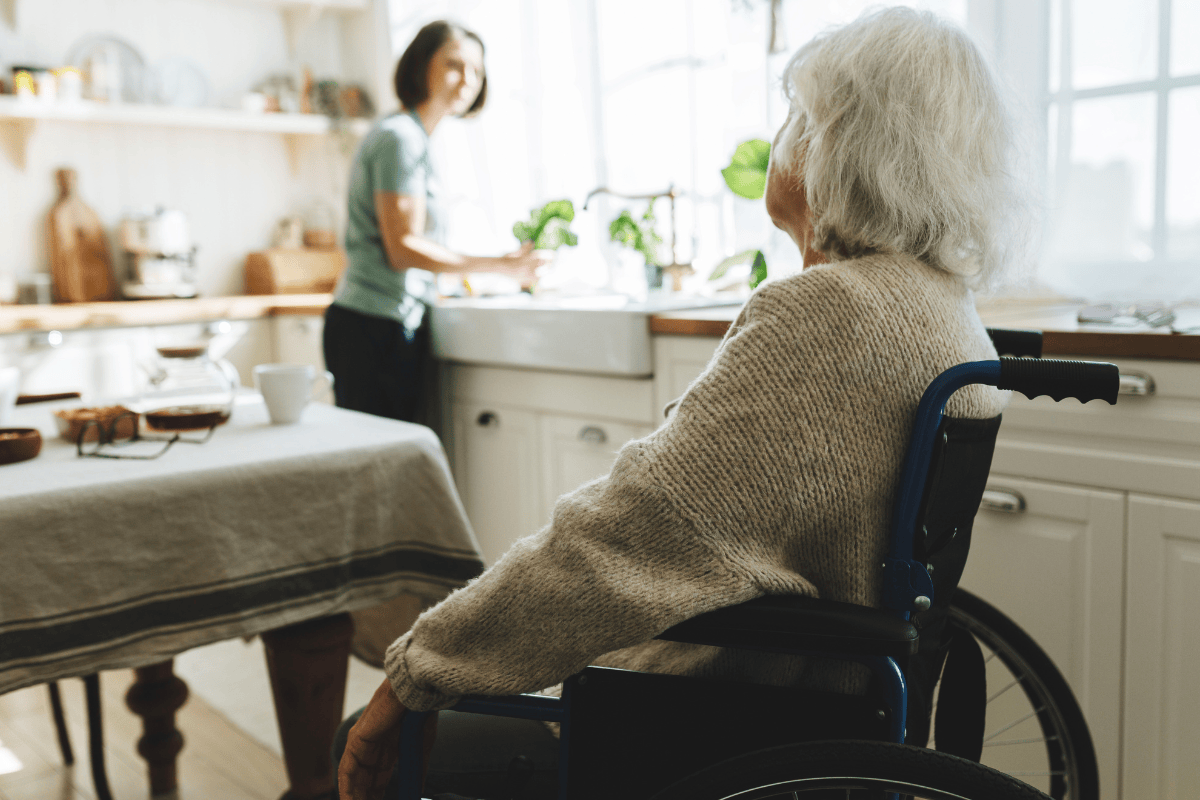Ein Paar lässt sich zum Thema Pflege beraten. Pflegeberatung in Dortmund